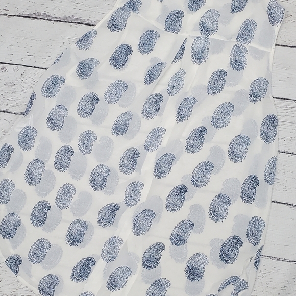 Sleeveless blouse in airy chiffon. Collar, buttons at front, and a rounded hem. - Picture 4 of 11